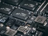 Mikrocip pada papan sirkuit elektronik