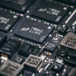 Mikrocip pada papan sirkuit elektronik