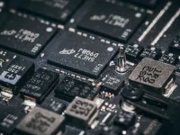 Mikrocip pada papan sirkuit elektronik