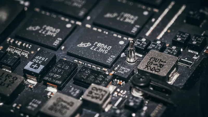 Mikrocip pada papan sirkuit elektronik