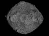 Mosaik asteroid Bennu berpermukaan kasar penuh bongkah batu di latar hitam