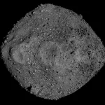 Mosaik asteroid Bennu berpermukaan kasar penuh bongkah batu di latar hitam