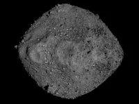 Mosaik asteroid Bennu berpermukaan kasar penuh bongkah batu di latar hitam