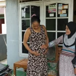 Seorang motivator kesehatan mendampingi ibu hamil membahas kepesertaan BPJS dan fasilitas kesehatan di Indonesia.