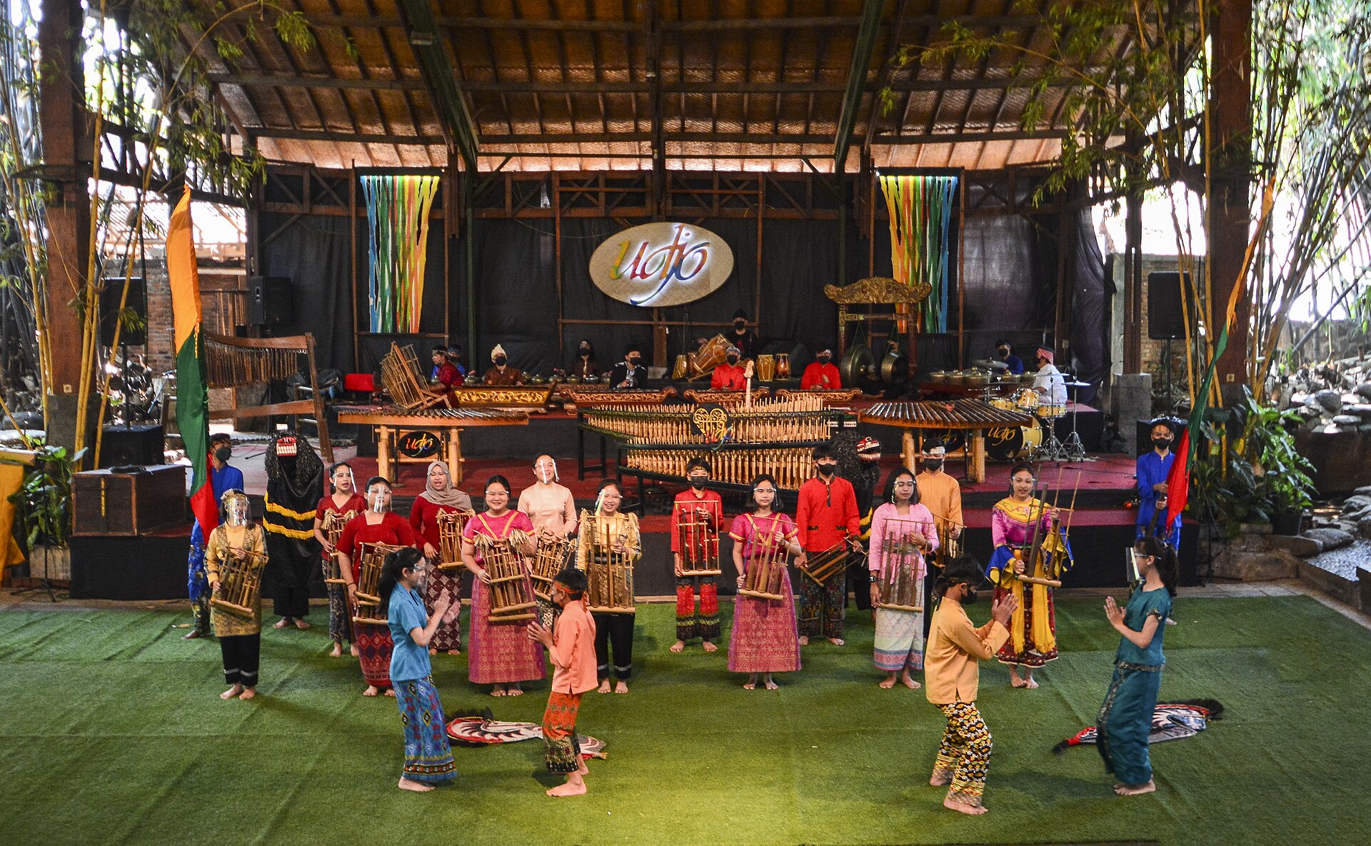 Pertunjukan angklung di panggung terbuka Saung Angklung Udjo, Jawa Barat.