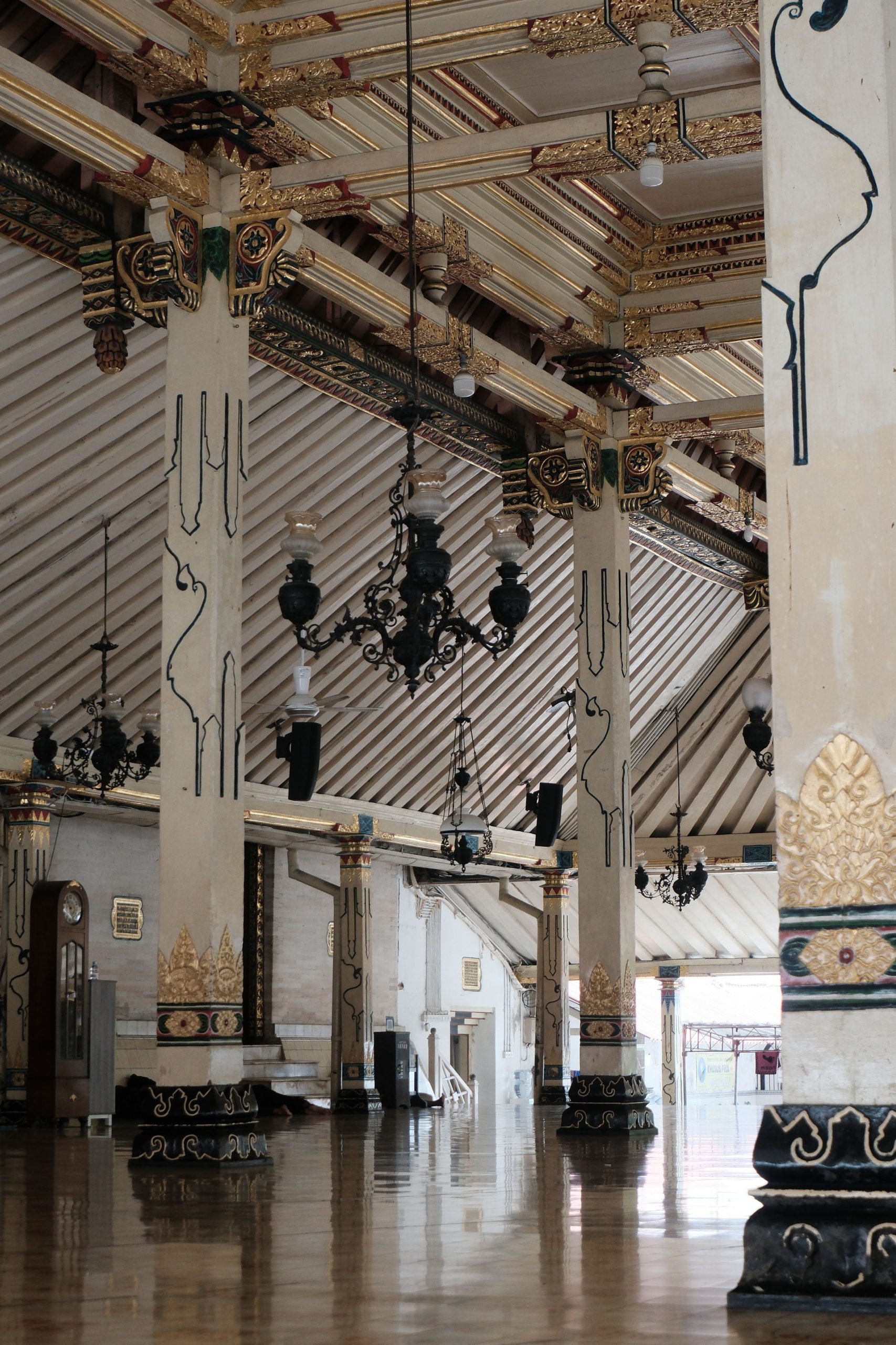 Ilustrasi interior berhias Keraton Yogyakarta dengan lampu-lampu gantung.