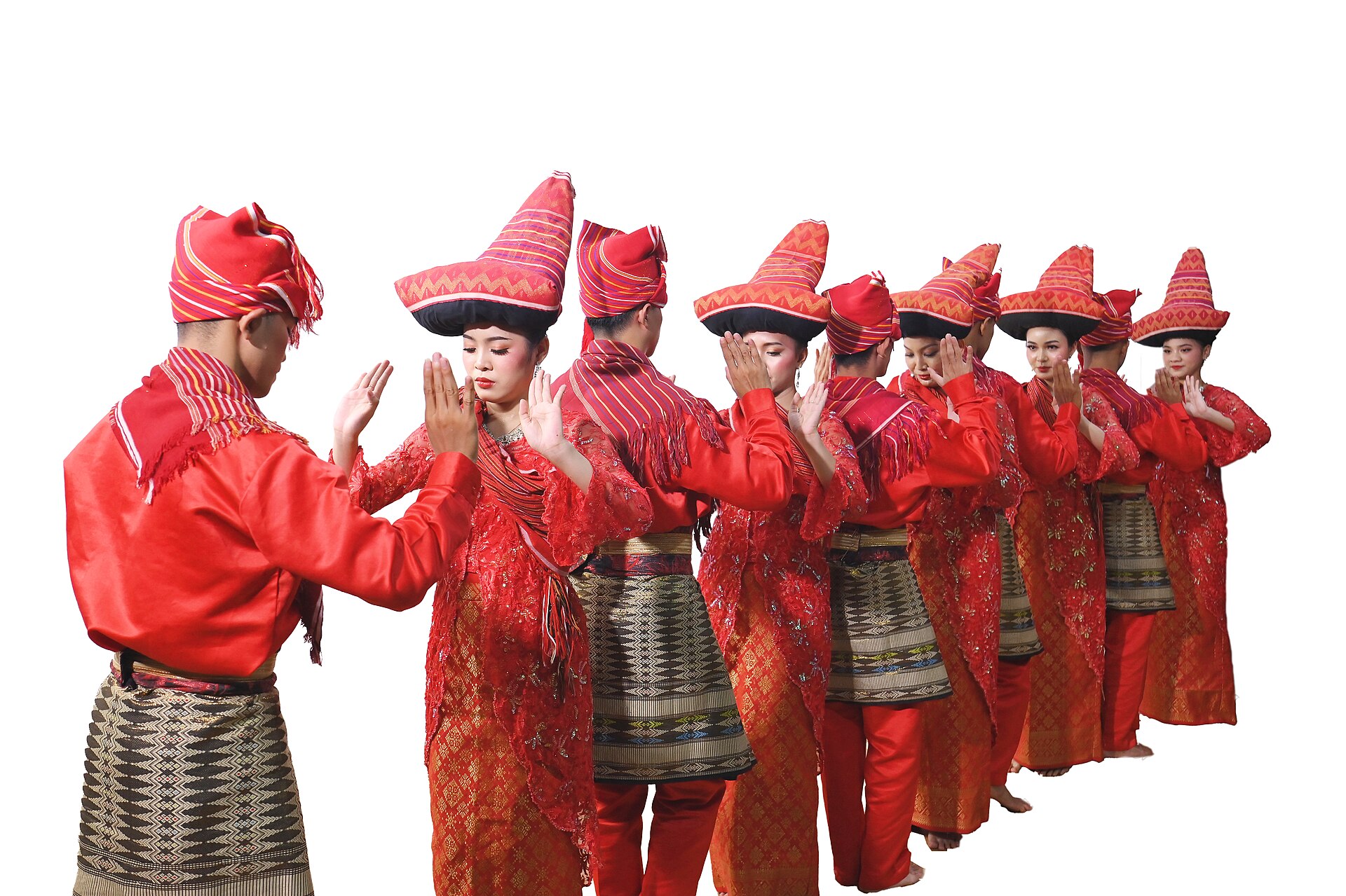 Naskah Turang dan Larangan Kawin Semarga di Karo 2 Sekelompok penari mengenakan busana adat Karo berwarna merah lengkap dengan tutup kepala berdiri berderet.