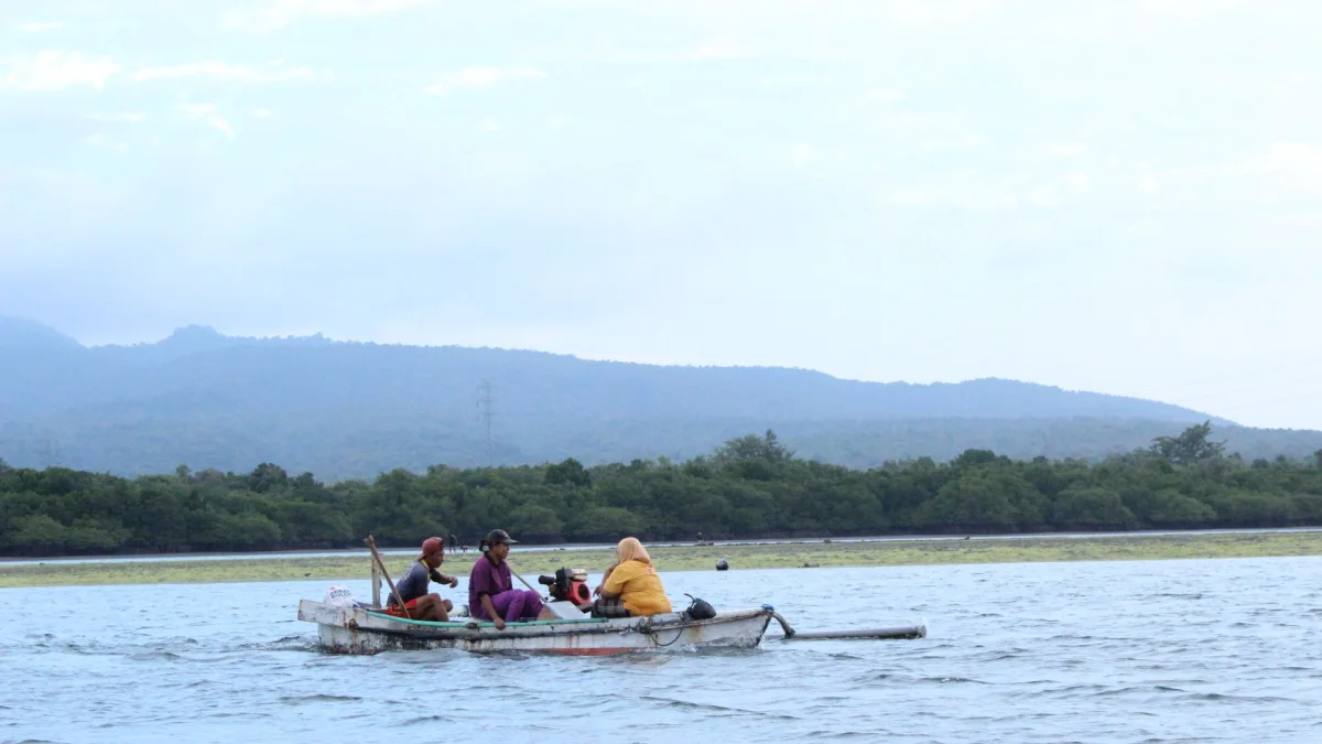 Nelayan menumpang perahu jukung tradisional di perairan Teluk Gilimanuk, Bali