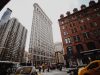Ilustrasi Gedung Flatiron di persimpangan jalan Kota New York.
