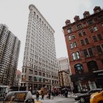 Ilustrasi Gedung Flatiron di persimpangan jalan Kota New York.