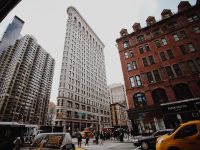 Ilustrasi Gedung Flatiron di persimpangan jalan Kota New York.