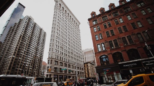 Ilustrasi Gedung Flatiron di persimpangan jalan Kota New York.