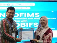Nindria Risdiani Safitri saat menerima penghargaan pada 7th INCOBIFS 2026 di Surabaya