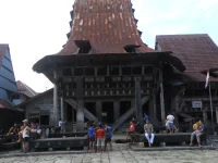 Rumah adat Omo Nifolasara dan pelataran batu di Desa Bawomataluo, Nias Selatan