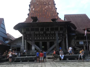 Rumah adat Omo Nifolasara dan pelataran batu di Desa Bawomataluo, Nias Selatan