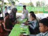 Ilustrasi warga dilayani petugas di meja berlapis kain hijau pada sebuah kegiatan di kampung.
