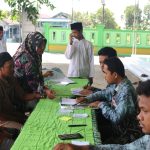 Ilustrasi warga dilayani petugas di meja berlapis kain hijau pada sebuah kegiatan di kampung.