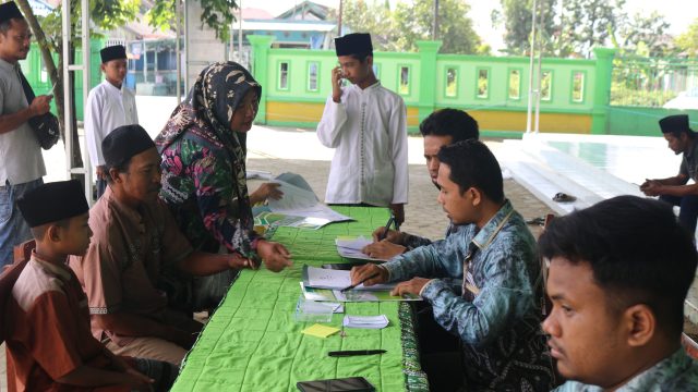 Ilustrasi warga dilayani petugas di meja berlapis kain hijau pada sebuah kegiatan di kampung.