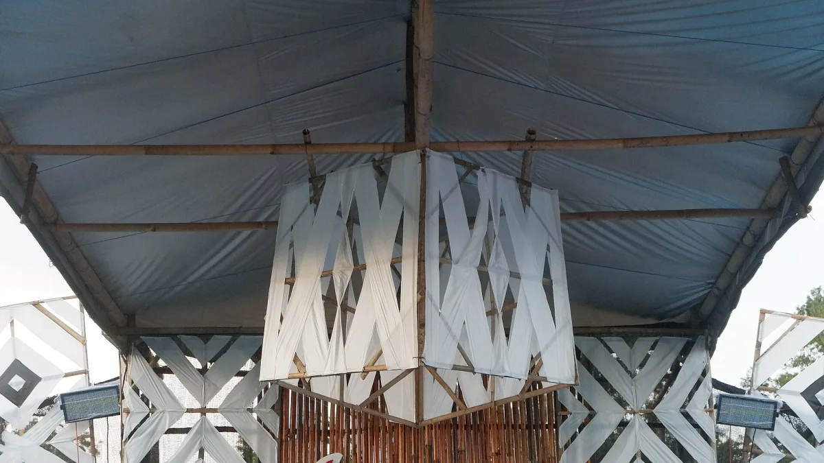 Ornamen hiasan gantung dari bilah putih di bawah atap tenda Festival Budaya Dayak Deah 2025