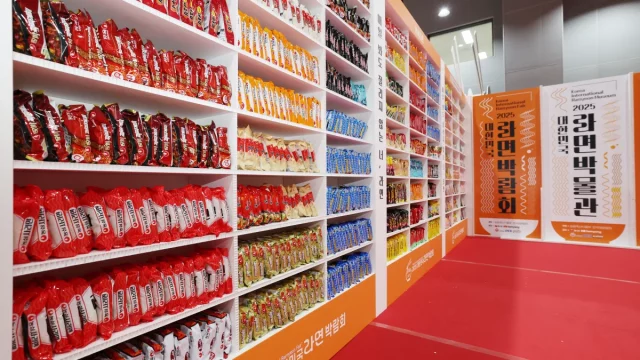 Pameran ramyeon (mi instan) internasional di Seoul, contoh pangan ultra-olahan populer Korea