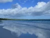 Pantai Ngurbloat di Kepulauan Kei dengan pantulan awan di pasir basah