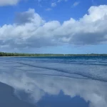 Pantai Ngurbloat di Kepulauan Kei dengan pantulan awan di pasir basah