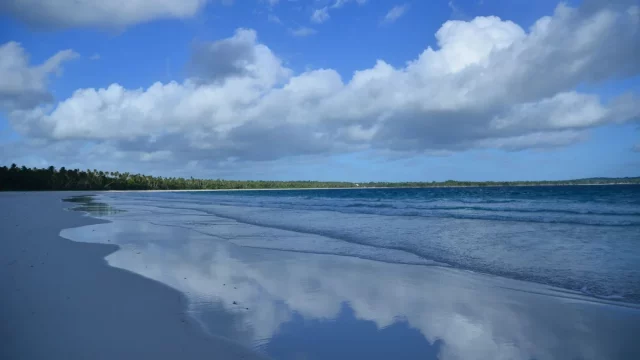 Pantai Ngurbloat di Kepulauan Kei dengan pantulan awan di pasir basah