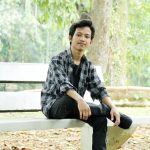 Ilustrasi seorang lelaki duduk di bangku batu di bawah rindang pepohonan Kebun Raya Bogor.