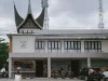 Bangunan rumah makan beratap gonjong dengan papan nama di Kota Padang