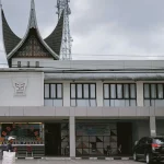 Bangunan rumah makan beratap gonjong dengan papan nama di Kota Padang