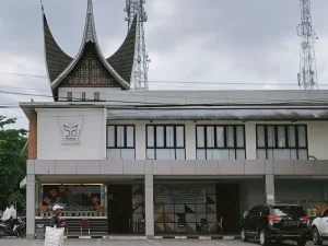 Bangunan rumah makan beratap gonjong dengan papan nama di Kota Padang