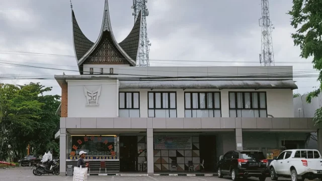 Bangunan rumah makan beratap gonjong dengan papan nama di Kota Padang
