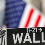 Papan nama Wall Street di New York, kawasan pusat perdagangan saham Amerika Serikat