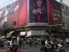 Kendaraan melintas di depan papan besar bergambar Donald Trump di sebuah kota di Iran