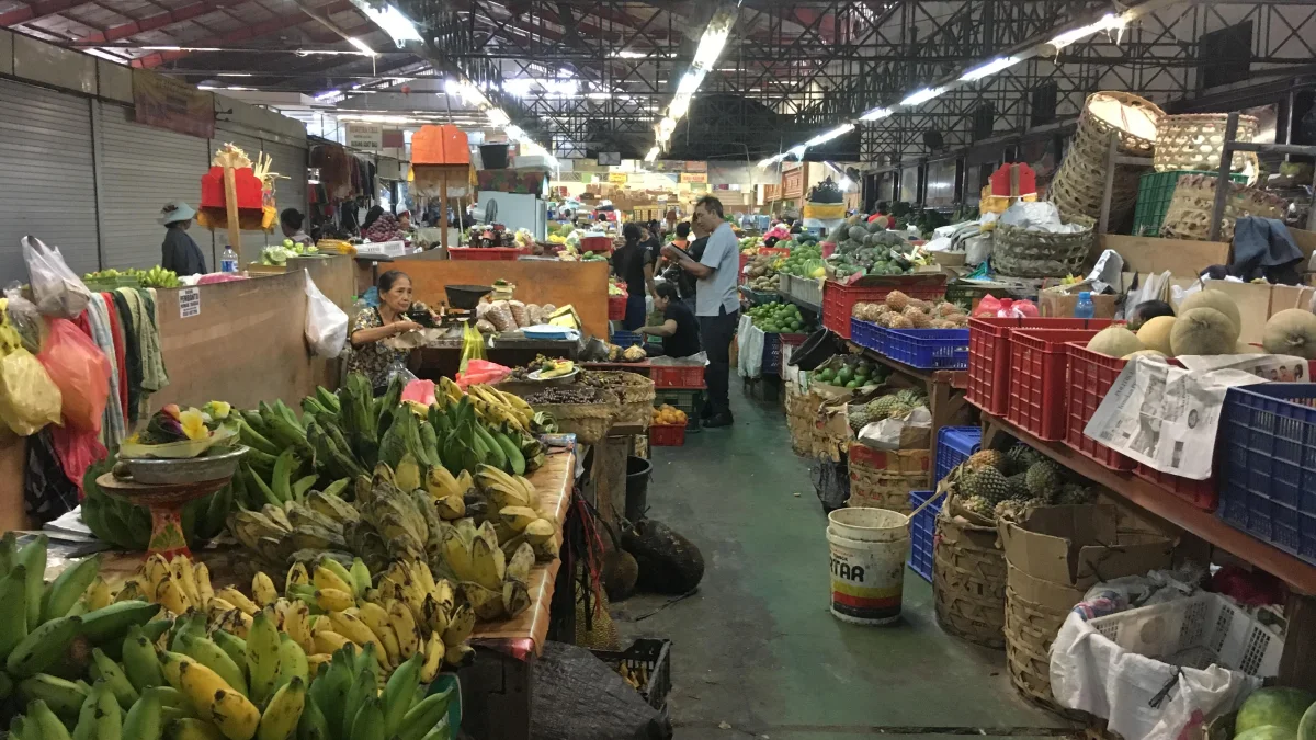 Pedagang pisang dan sayur-mayur di lorong dalam Pasar Badung Baru, Denpasar