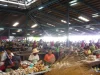 Pedagang menjajakan umbi, kelapa, dan hasil kebun di Pasar Makeki Fou, Apia, Samoa