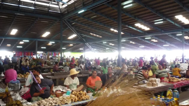 Pedagang menjajakan umbi, kelapa, dan hasil kebun di Pasar Makeki Fou, Apia, Samoa