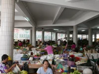 Suasana pasar rakyat Serian, Sarawak, Malaysia, tempat warga berinteraksi