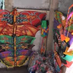 Layang-layang dan kincir warna-warni dijajakan di lapak suvenir Pasar Ubud, Gianyar