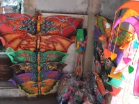 Layang-layang dan kincir warna-warni dijajakan di lapak suvenir Pasar Ubud, Gianyar