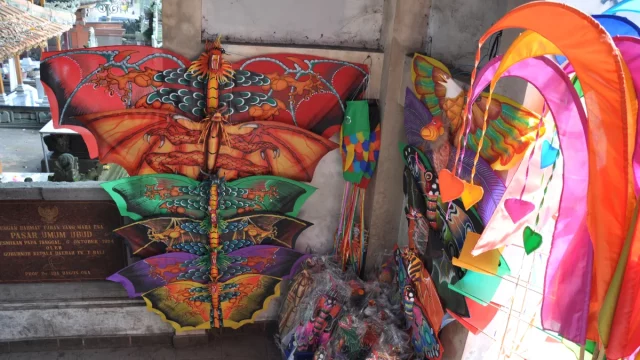 Layang-layang dan kincir warna-warni dijajakan di lapak suvenir Pasar Ubud, Gianyar