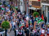 Warga membawa bendera Palestina dalam pawai di jalanan Leiden, Belanda