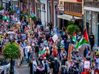 Warga membawa bendera Palestina dalam pawai di jalanan Leiden, Belanda