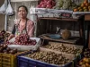 Pedagang perempuan di balik peti manggis dan kelengkeng di pasar tradisional