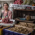 Pedagang perempuan di balik peti manggis dan kelengkeng di pasar tradisional