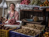 Pedagang perempuan di balik peti manggis dan kelengkeng di pasar tradisional