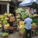 Pedagang perempuan dan pembeli di lapak buah Pasar Oyingbo, Lagos, Nigeria