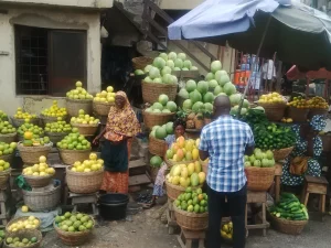 Pedagang perempuan dan pembeli di lapak buah Pasar Oyingbo, Lagos, Nigeria