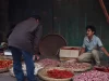 Ilustrasi pedagang cabai dan bawang di sebuah pasar tradisional