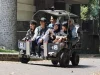 Mahasiswa menumpang kendaraan hybrid Pedaltrax buatan ITB di lingkungan kampus